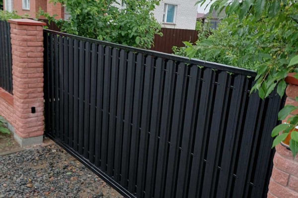 Откатные ворота с двухсторонней зашивкой металлоштакетник