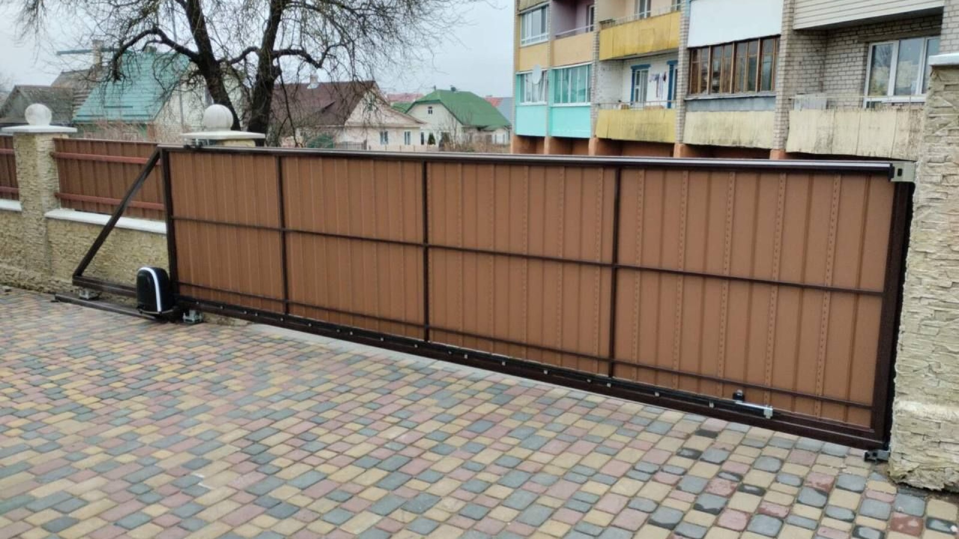 Откатные ворота с зашивкой металлосайдингом