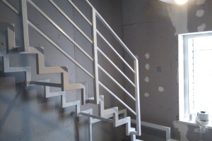 Каркас лестницы ломанном косоуре в белом цвете — фото 2