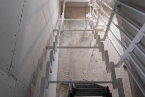 Каркас лестницы ломанном косоуре в белом цвете — фото 4