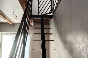 Лестница на монокосоуре с ограждением и калиткой — фото 3