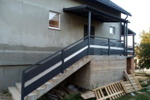 Односкатный навес из металлочерепицы со сварными ограждениями лофт — фото 2