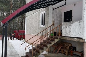 Односкатный навес из металлочерепицы над крыльцом — фото 2