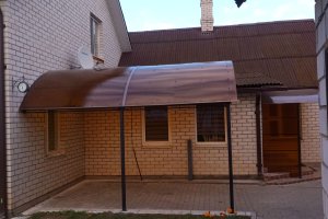 Навес из поликарбоната для авто или зоны отдыха — фото 1